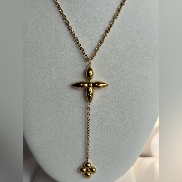 Elegant Gold Cross Clover Pendant Necklace - Picture 5 of 5
